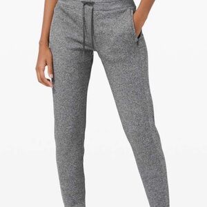 Lululemon Graphite Grey / White Engineered Warmth Jogger Women’s Size 4 NWOT